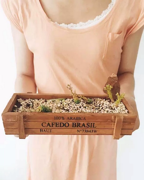 我們同時(shí)也在撫摸著希望，從中了解鄭州的生命張力。