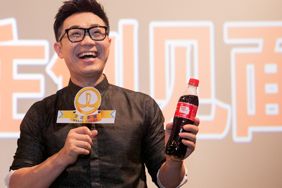 大鵬手持印有自己名字的專屬可口可樂(lè)臺(tái)詞瓶 大鵬手持印有自己名字的專屬可口可樂(lè)臺(tái)詞瓶