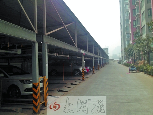 中原區(qū)新禧園小區(qū)，靠著圍墻的空地，建成兩層立體車庫(kù)。