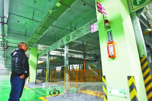 翰林世家小區(qū)的地下車庫(kù)，一層改造成兩層，可多停放50輛車。