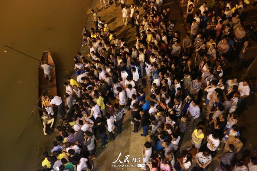 6月4日晚，湖南省婁底市二大橋跳河自殺的女子遺體被打撈上來。