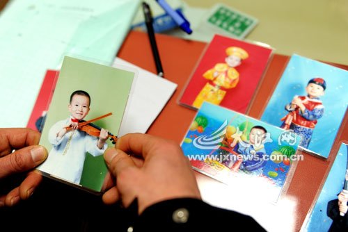 　每當想兒子時，熊爸只有盯著照片看