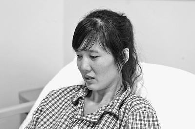 郭萍先做完手術(shù)的左腳剛剛拆線，但還打著石膏，鋼釘也尚未取出