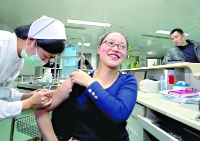 昨日，向雪敏在同濟(jì)醫(yī)院血液科病房打動(dòng)員劑，丈夫陳武右在身后注視著妻子 記者傅克強(qiáng)