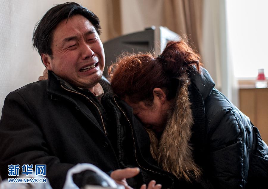 2月5日，遇難大學(xué)生郭培（化名）的父母抱頭痛哭。