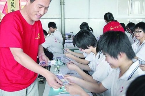 中學給每名高三生發(fā)連號5元幣 寄托美好寓意 中學給每名高三生發(fā)連號5元幣 寄托美好寓意