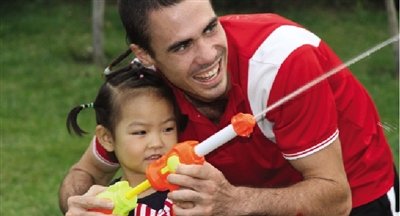 登封3歲女娃會(huì)說(shuō)兩國(guó)話 每天聽兩個(gè)小時(shí)法語(yǔ)