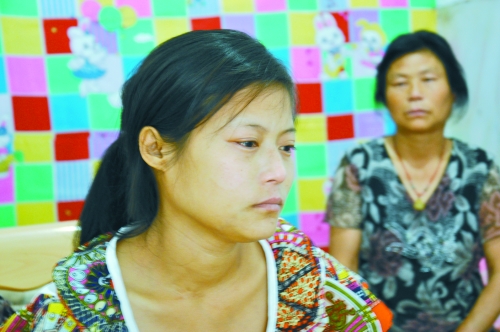 王學(xué)鳳望著女兒，一言不發(fā)