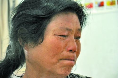 談及女兒的病情，王學(xué)鳳不禁哭了出來