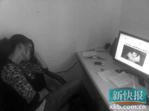 遇難孩子的母親向記者展示女兒生前的照片，一邊掩面而泣