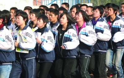 學(xué)生跑步時還夾著書 學(xué)生跑步時還夾著書