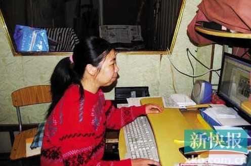 在狹小簡(jiǎn)陋的住處，陳敏莉最專注的事情是通過(guò)網(wǎng)絡(luò)即時(shí)了解公益信息