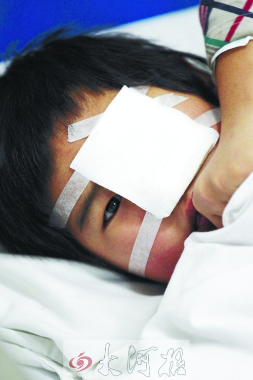 躺在病床上的小董，左眼痊愈的可能性不大