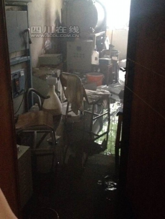 2日上午9時許，成都理工大學(xué)測試樓內(nèi)一實驗室起火，造成一人輕傷，目前明火已滅