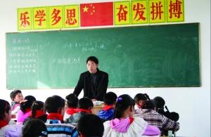 張從友先把妻子帶到學校，然后會準時為學生們上課