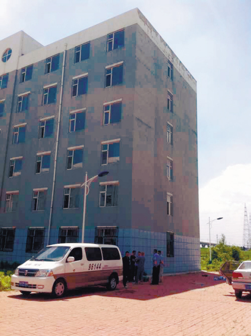 現(xiàn)場(chǎng)被警方封鎖，圈內(nèi)為死者遺體位置