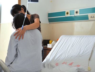 由于前天進行了面部修復(fù)手術(shù)，俞燕身體不適，父母24小時陪在她的身邊