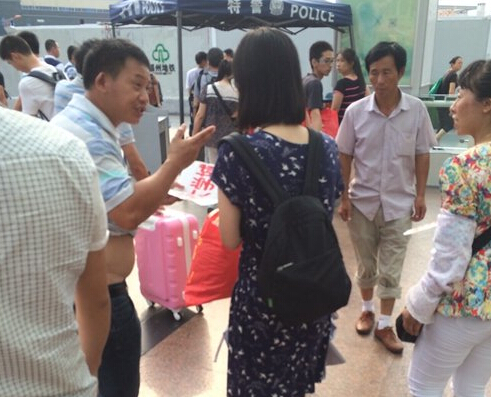 女大學(xué)生一出站，黑車的拉客仔就圍上招攬