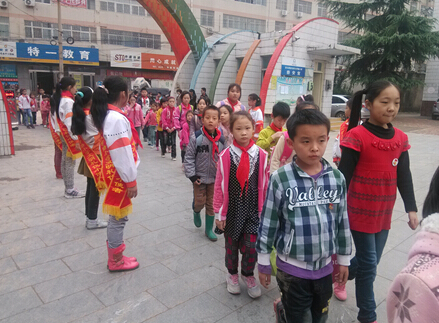 學(xué)生有秩序進(jìn)校 學(xué)生有秩序進(jìn)校