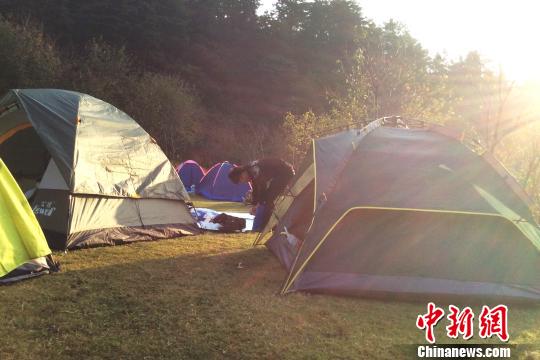 圖為南昌驢友在整理帳篷設(shè)備 圖為南昌驢友在整理帳篷設(shè)備