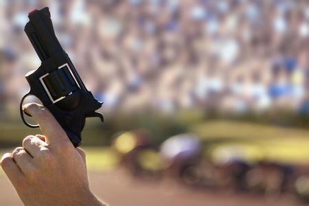 男生幫老師裝發(fā)令槍炸傷 告學校獲賠3萬元