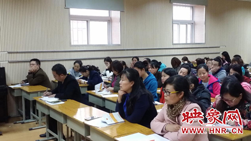 體教師認真學(xué)習(xí) 體教師認真學(xué)習(xí)