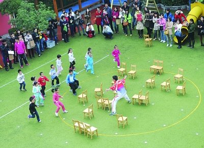 男老師帶著孩子們做游戲。