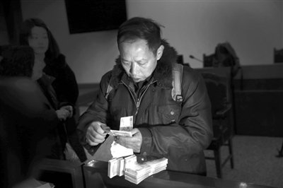 　昨日，從四川老家趕來(lái)的藍(lán)田忠，從房山法院執(zhí)行法官手里領(lǐng)到了自己的賠償款。他和15名工友在房山一煤礦