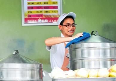 王宏在白果林一家包子鋪打工湊學(xué)費(fèi) 王宏在白果林一家包子鋪打工湊學(xué)費(fèi)