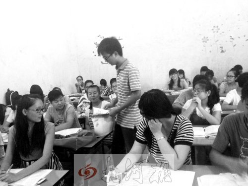 補習(xí)課上，馮昊怡不像老師，更像是學(xué)生們的同學(xué)。