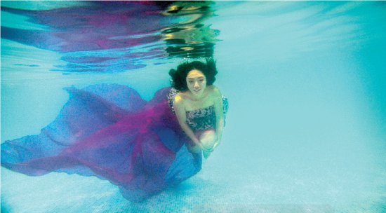 從水下拍的攝影作品充滿夢幻效果，王笑笑如同藍(lán)色大海中的“美人魚”
