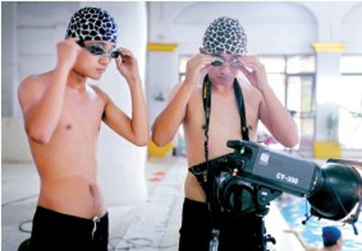 攝影師與助理帶上設(shè)備，準(zhǔn)備下水