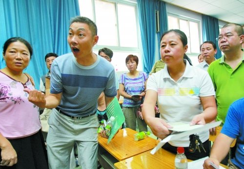 小升初“復(fù)議”現(xiàn)場(chǎng)，一些孩子被分得“遠(yuǎn)”的家長討說法