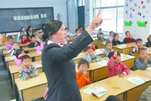 不到上小學(xué)年齡的孩子，只得在幼兒園復(fù)讀或者上“幼小銜接班”