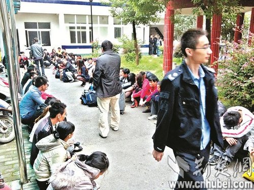 派出所院子里，擠滿了被解救的傳銷人員