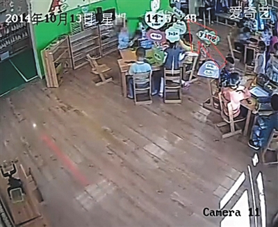 幼兒園監(jiān)控畫面顯示，小健曾被推搡、拉扯（紅箭頭處）