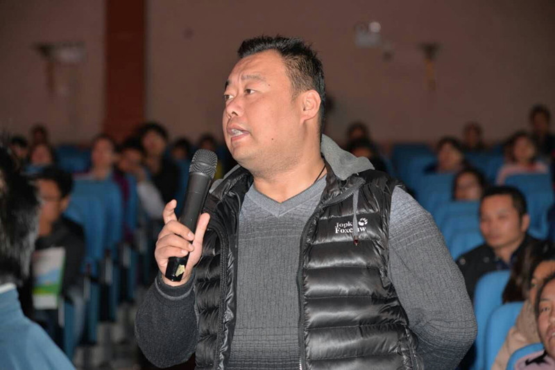 講座結(jié)束家長朋友踴躍提問，請專家答疑解惑