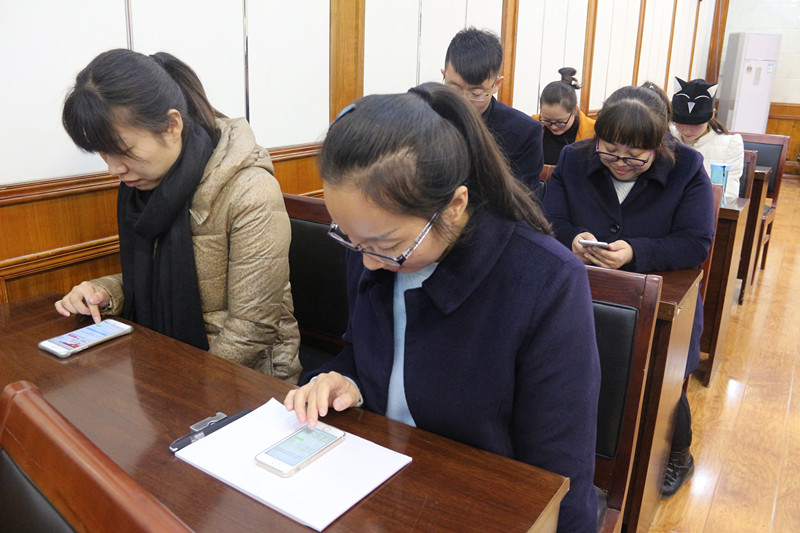 黨員教師進(jìn)行現(xiàn)場答題 黨員教師進(jìn)行現(xiàn)場答題