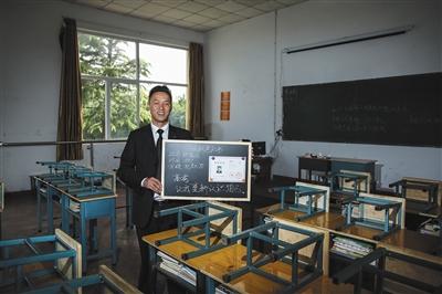 　張俊成，41歲，曾是北京大學(xué)的一名保安。1995年，通過成人高考，考上了北京大學(xué)法律系(?？?，被媒體稱為“北大保安高考第一人”，現(xiàn)為長治市一所中等職校的校長