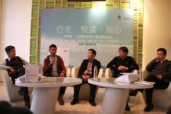 活動現(xiàn)場（左起）一毛不拔大師、陳坤、費勇、南派三叔、慕容雪村