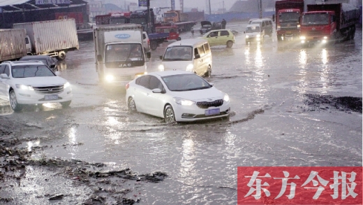鄭州南四環(huán)柴郭轉(zhuǎn)盤南500米處的“泥坑”，