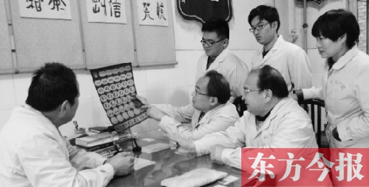 杜氏家人在醫(yī)學(xué)業(yè)務(wù)會議上探討學(xué)習(xí) 杜氏家人在醫(yī)學(xué)業(yè)務(wù)會議上探討學(xué)習(xí)