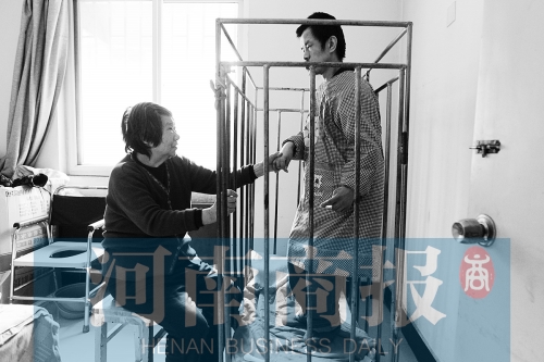 一天24小時，彭偉慶都只在鐵籠里活動 張郁/攝