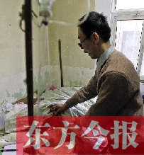 54歲的老楊把自己當(dāng)做護士,不離不棄照顧著已成“植物人”的母親 54歲的老楊把自己當(dāng)做護士,不離不棄照顧著已成“植物人”的母親