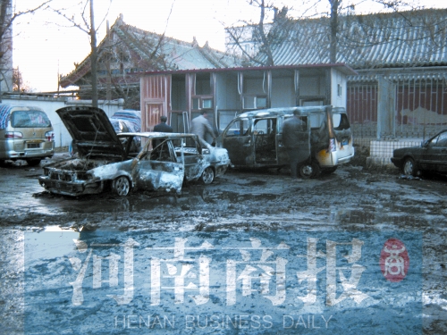 現(xiàn)場，兩輛車被燒得只剩骨架