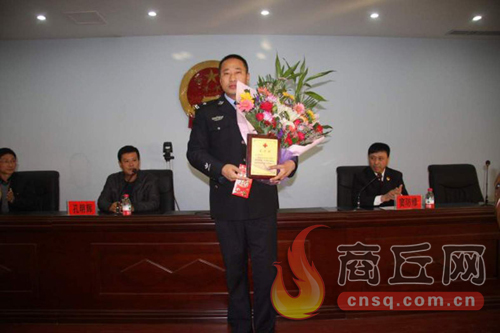 高兵雷是睢陽區(qū)檢察院一位檢察干警，在去鄭州捐獻(xiàn)造血干細(xì)胞時(shí)，他所在的單位為他組織了熱烈的歡送儀式