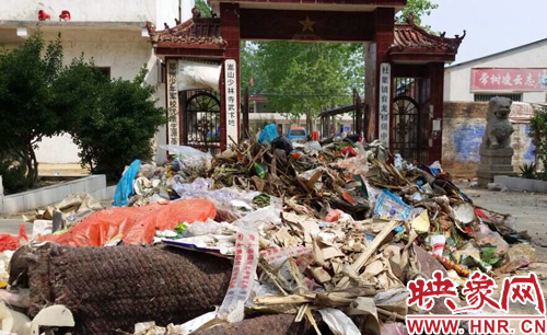 杜集鎮(zhèn)育龍初級(jí)中學(xué)門口突然多了一堆生活垃圾