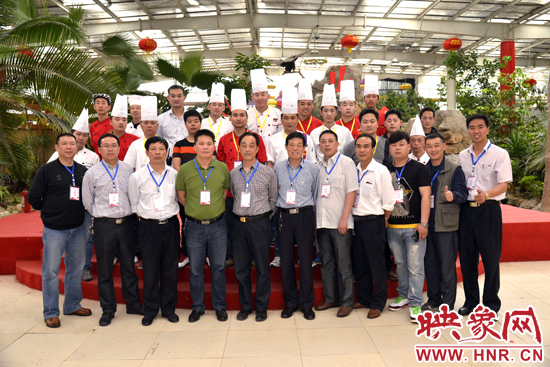 選手、工作人員和評(píng)委親密合影