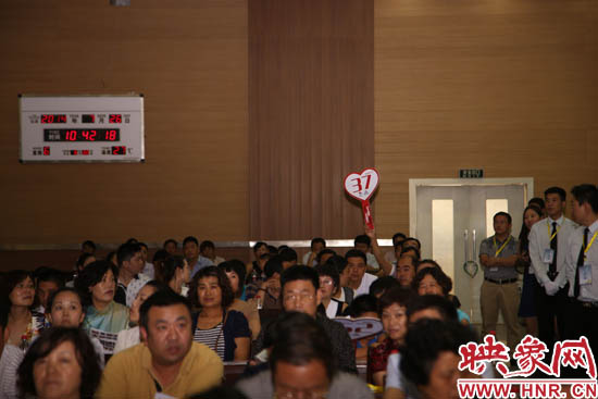 愛(ài)心競(jìng)拍會(huì)現(xiàn)場(chǎng)