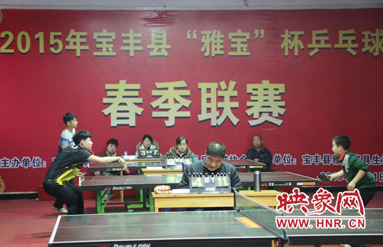 2月22日，河南省寶豐縣兩名乒乓球參賽選手在比賽中激烈角逐。